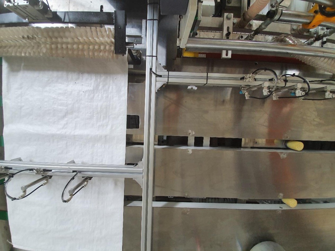 Máquina de Inserción de Liner, Corte y Cosido WT-ICSH650 4